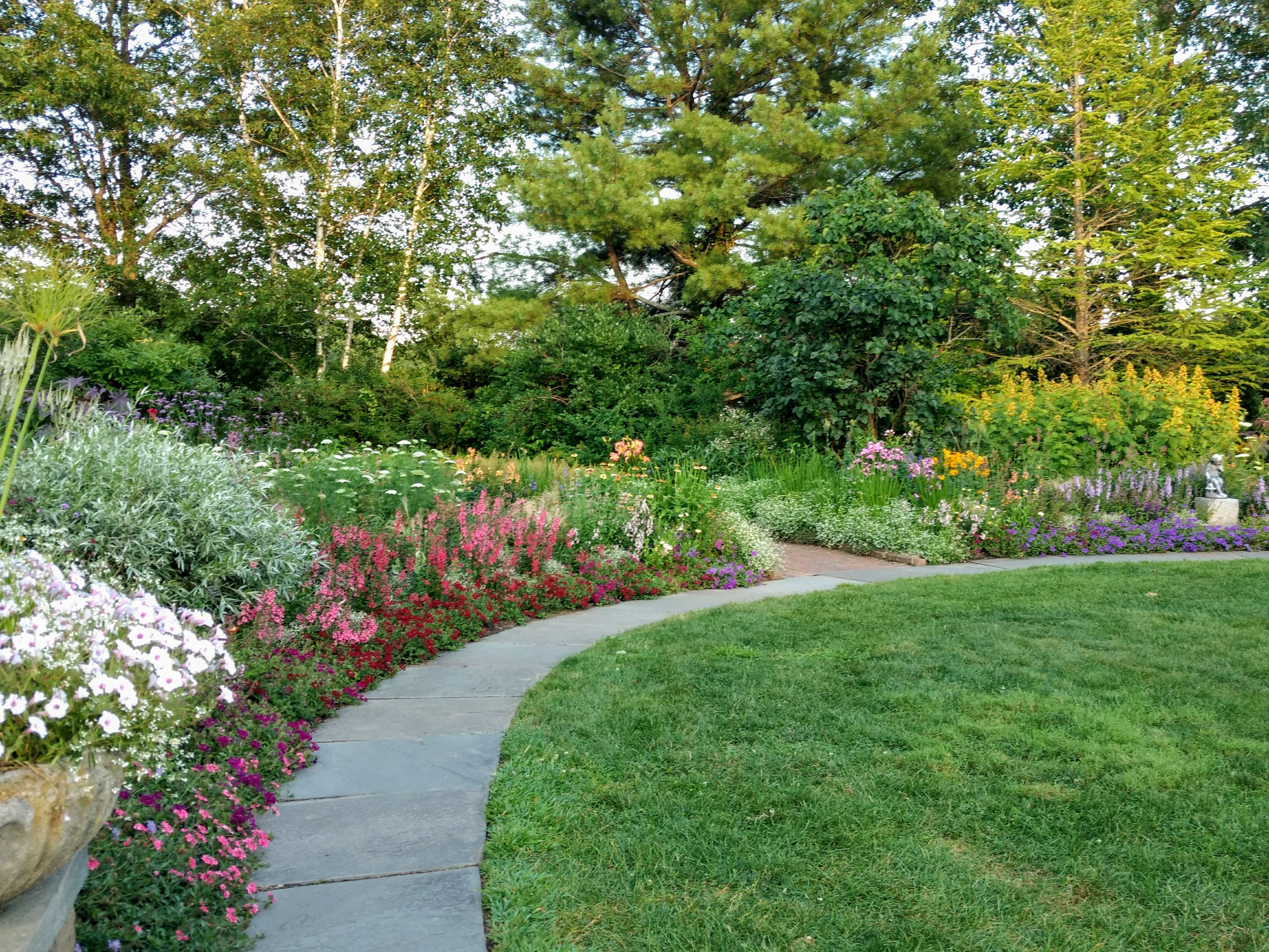 Благоустройство участка частного дома в Электростали и Московской области